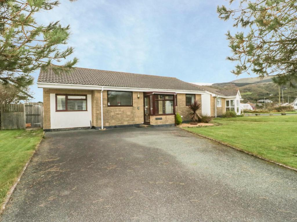 a house with a driveway in front of it at Dehangfa in Fairbourne