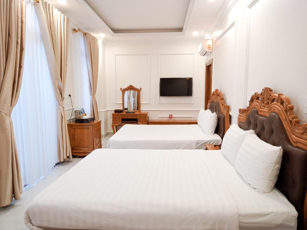 Ліжко або ліжка в номері Khách sạn Le Royal