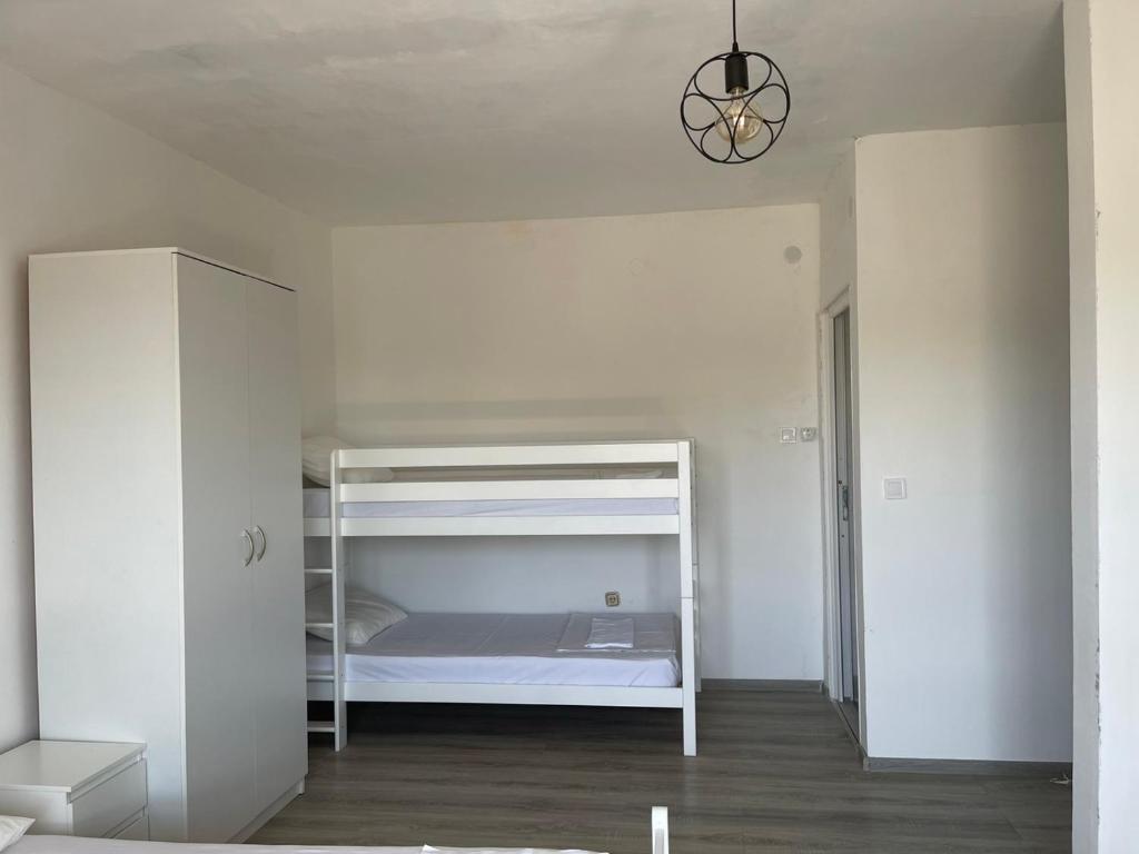 Postel nebo postele na pokoji v ubytování White apartments