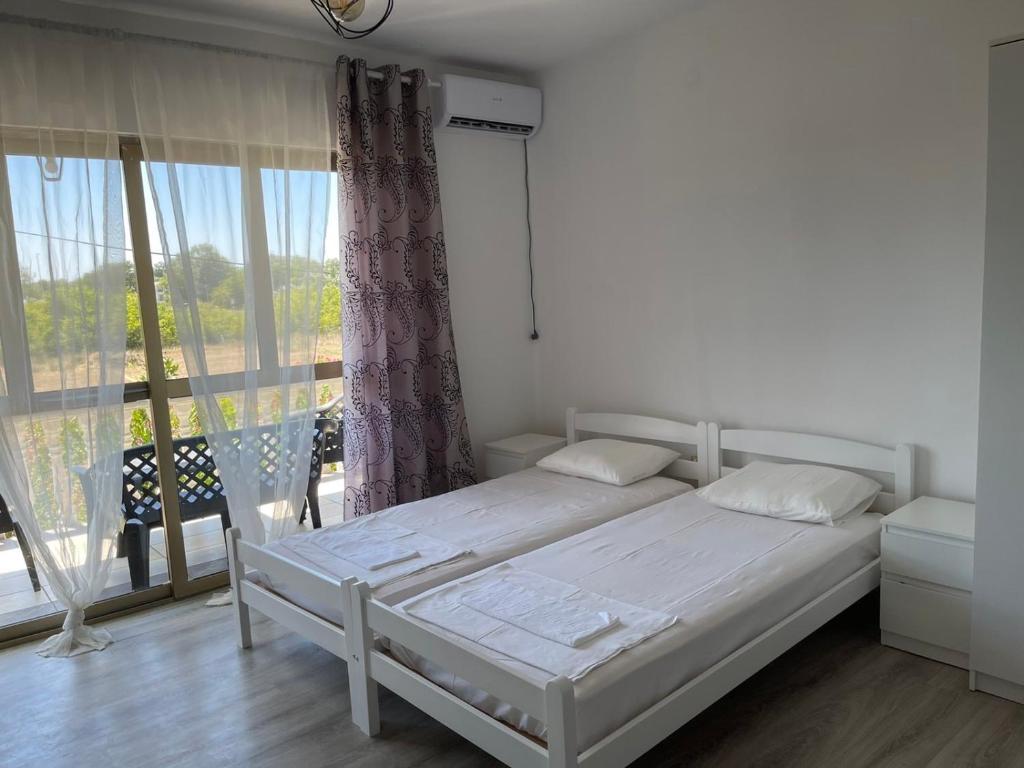 Postel nebo postele na pokoji v ubytování White apartments