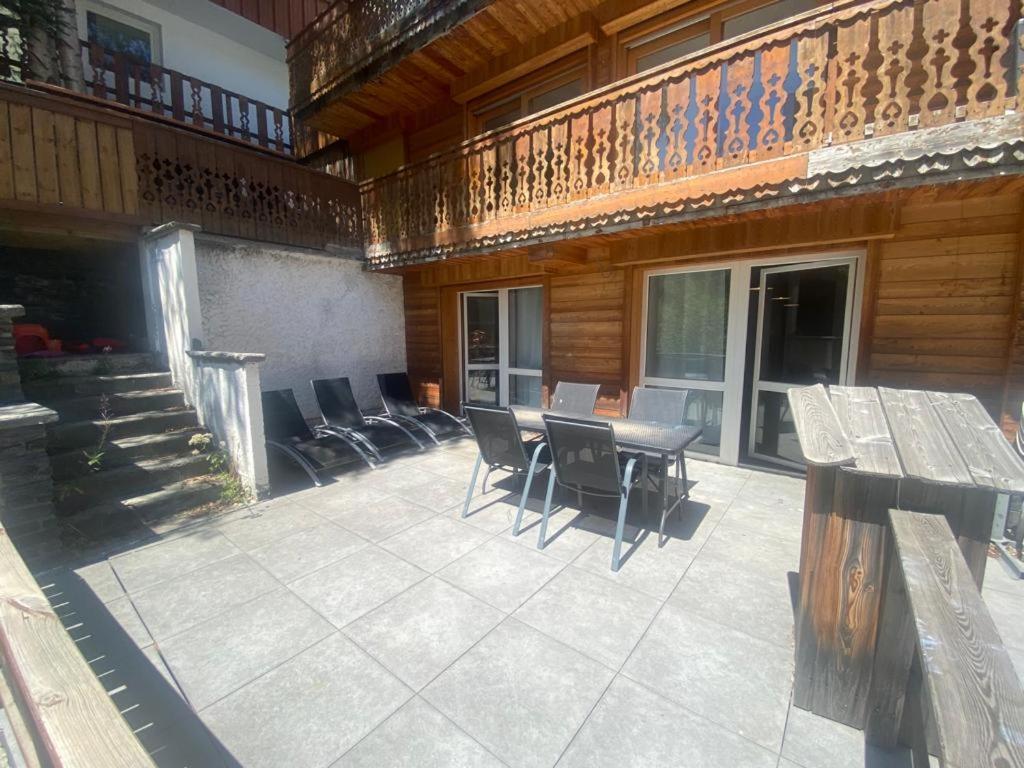 a patio with chairs and a table and a building at Deux Alpes - Résidence aux pieds des pistes -8 pers in Les Deux Alpes