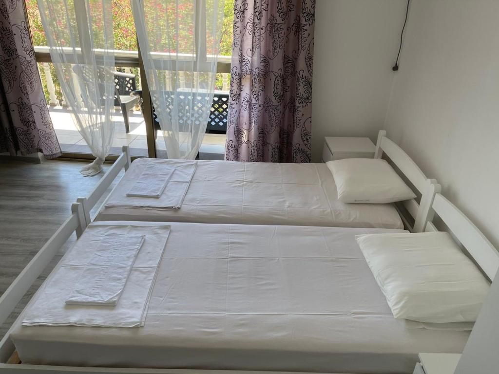 Postel nebo postele na pokoji v ubytování White apartments