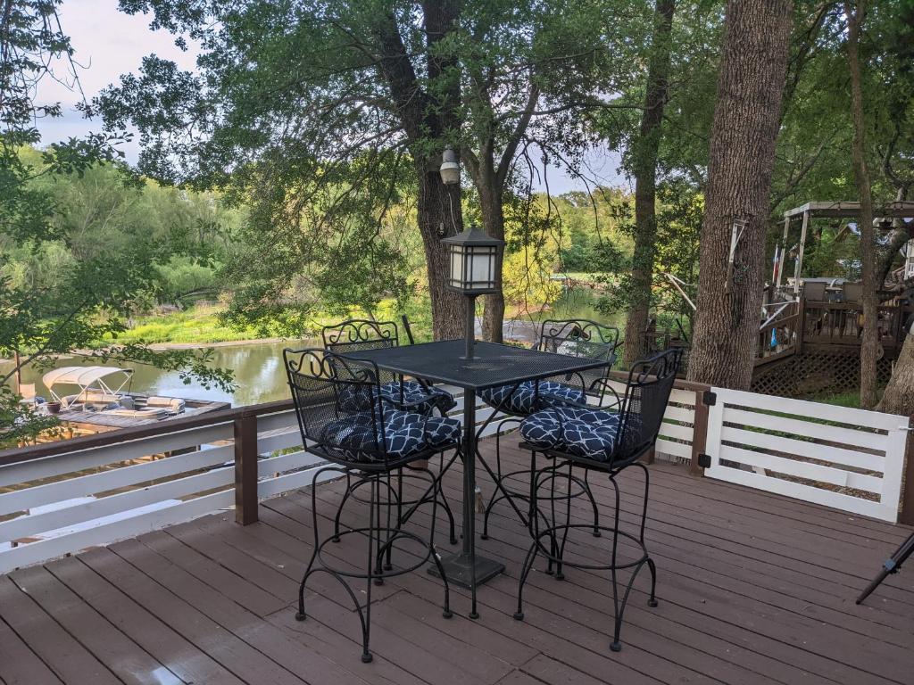 einen Tisch und Stühle auf einer Terrasse mit Flussblick in der Unterkunft Resort 2 in Mabank