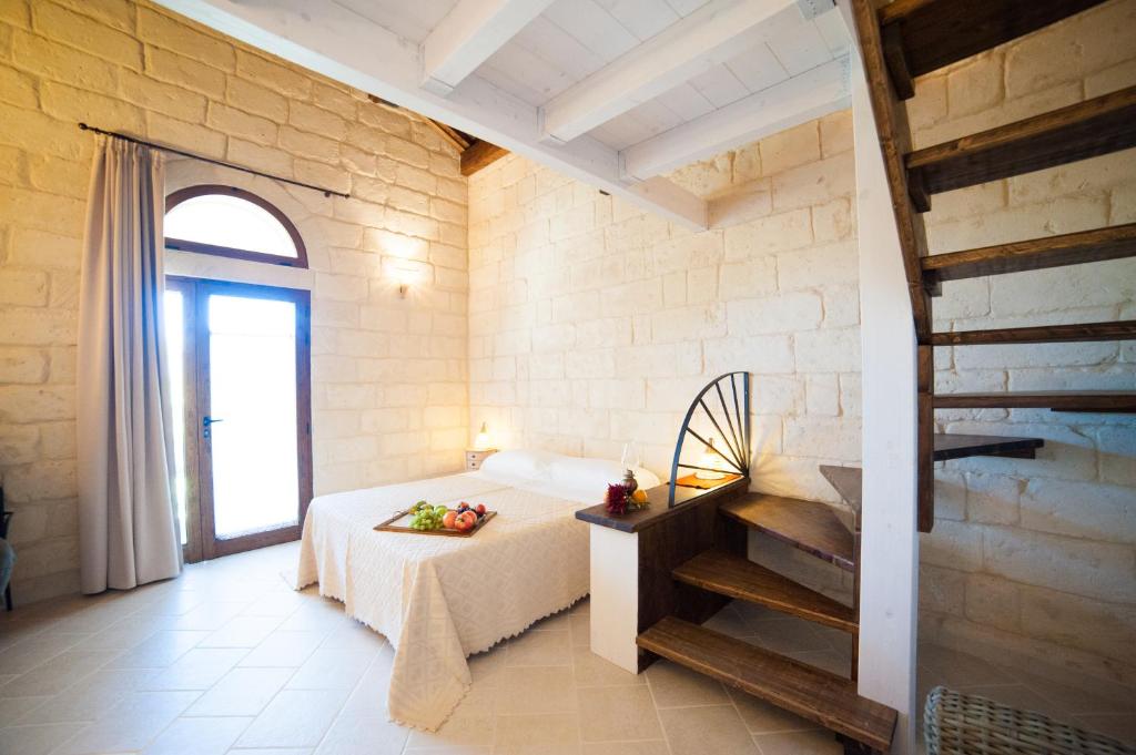 Łóżko lub łóżka w pokoju w obiekcie Agriturismo La Palascìa Masseria Agreste