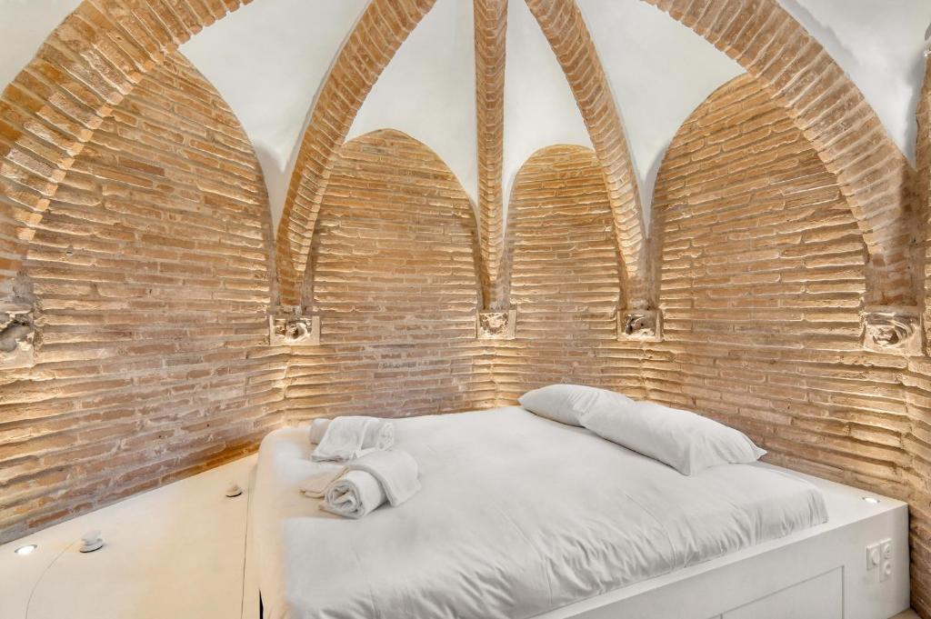 Posteľ alebo postele v izbe v ubytovaní La Tour du Capitole, cocoon insolite dans Toulouse
