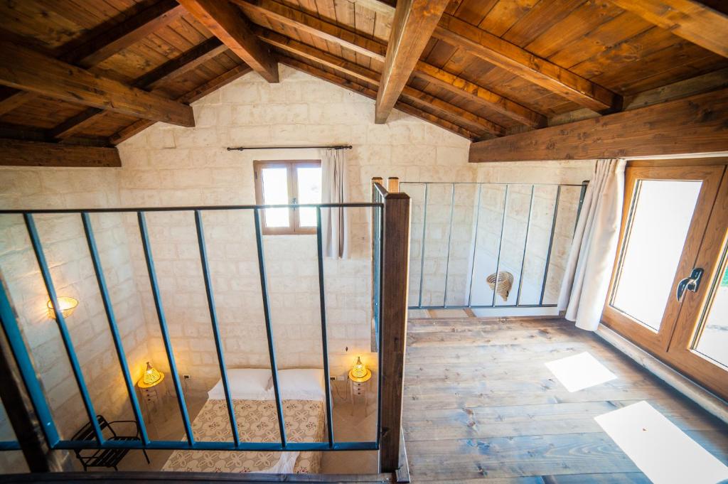 Pokój na poddaszu ze schodami w domu w obiekcie Agriturismo La Palascìa Masseria Agreste w mieście Otranto