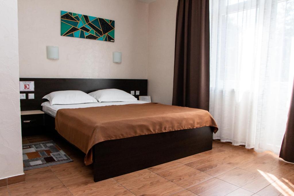 una camera con un letto in una stanza con una finestra di Hotel Maria a Kropyvnyc'kyj