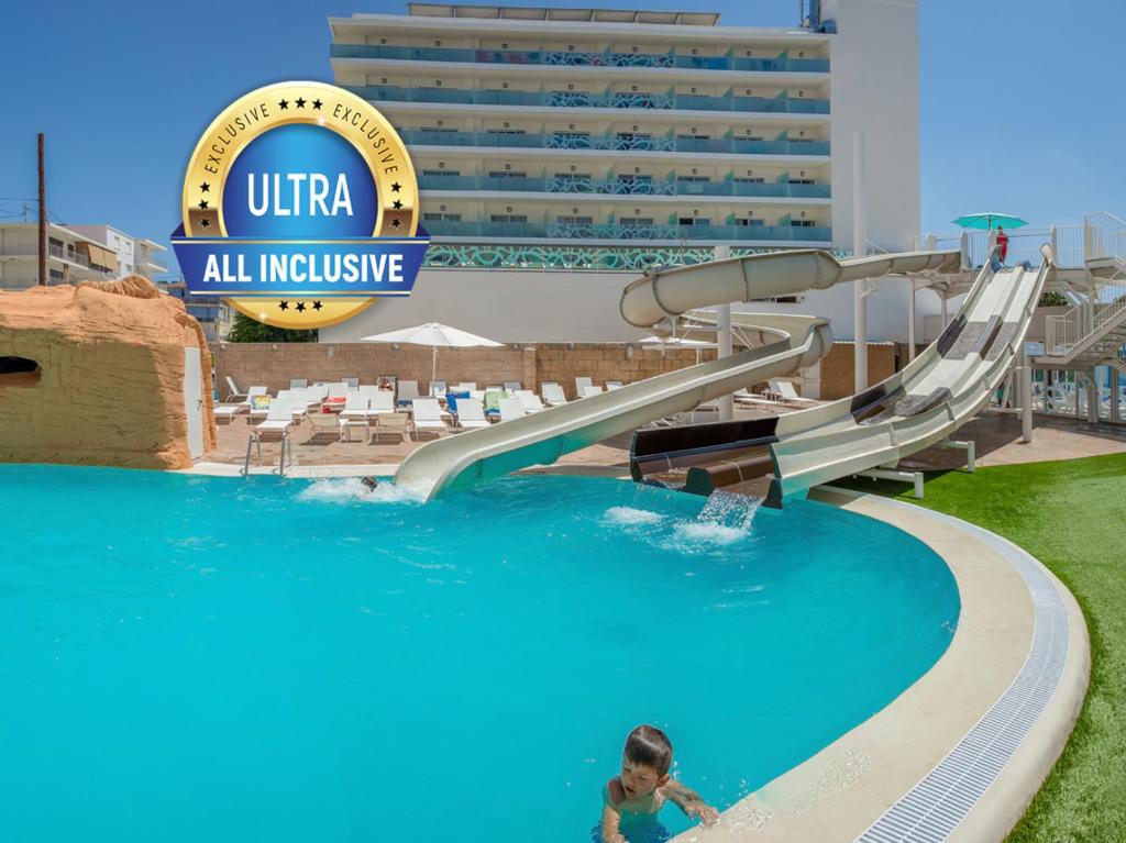 un niño jugando en un tobogán de agua en una piscina del hotel en Hotel Villa Luz, en Gandía