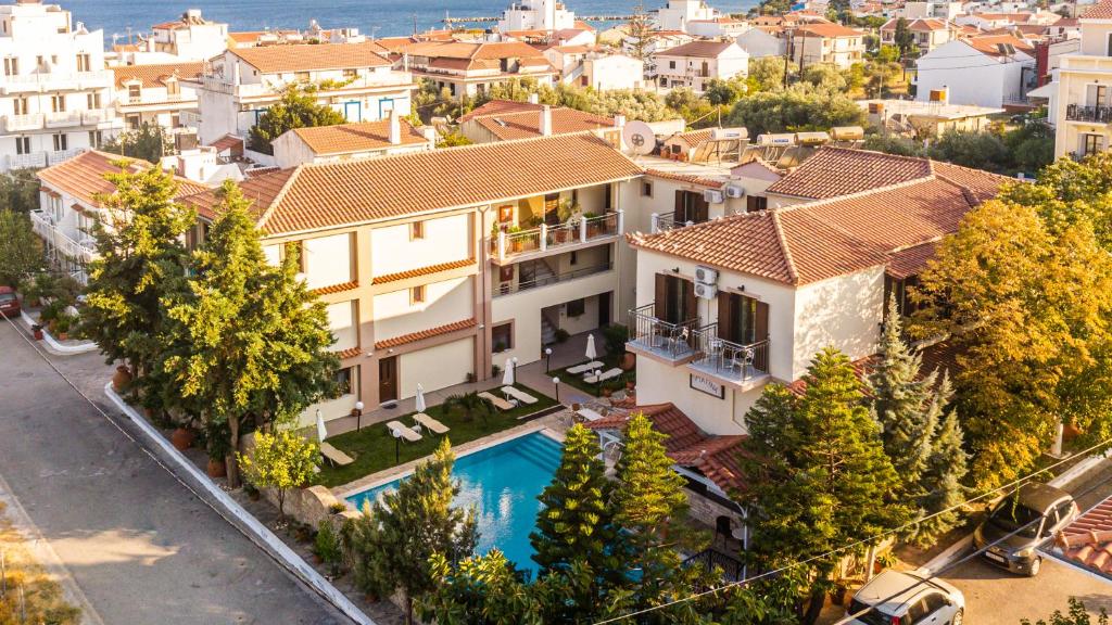 uma vista aérea de uma casa com piscina em Hotel Matina em Iraion