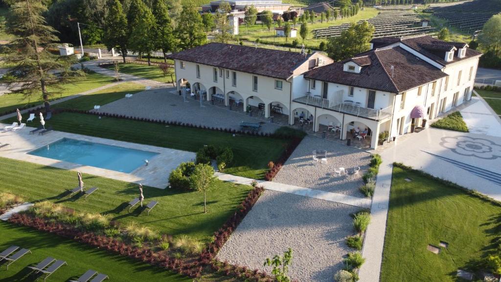 an aerial view of a house with a swimming pool at L'aja della Mirusina - Piedmont Resort Monferrato Langhe in Canelli