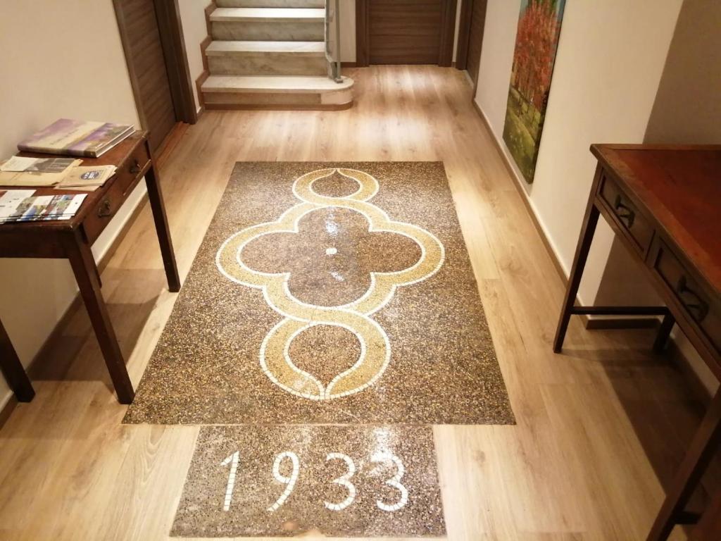 una alfombra con un osito de peluche en el suelo en una habitación en Il Rio Grande, en Beverino