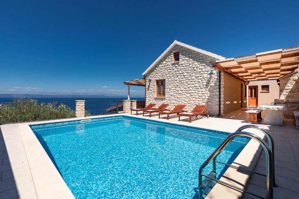 Bazén v ubytovaní Seafront Villa Endless View alebo v jeho blízkosti