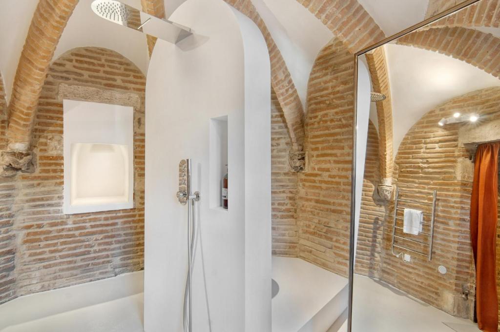 Kúpeľňa v ubytovaní La Tour du Capitole, cocoon insolite dans Toulouse