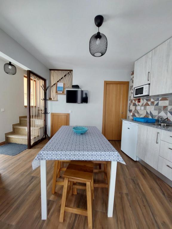 a kitchen and dining room with a table at Casa da Igreja in Sabugueiro