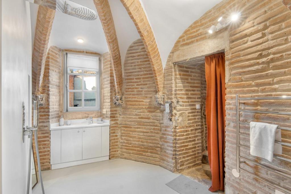Kúpeľňa v ubytovaní La Tour du Capitole, cocoon insolite dans Toulouse