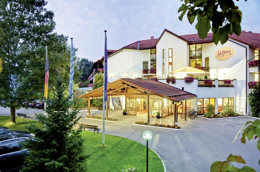 Blick auf das Gasthaus vom Parkplatz in der Unterkunft Hotel St. Georg in Bad Aibling