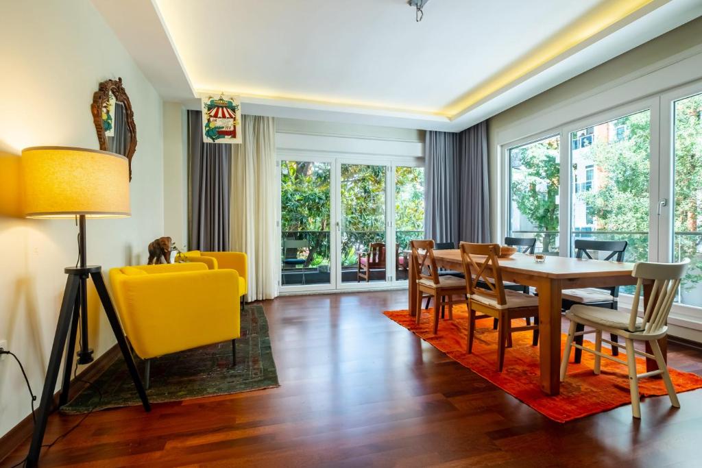 Colorful Flat w Balcony Close to Marmaray in Kadikoy, Istanbul