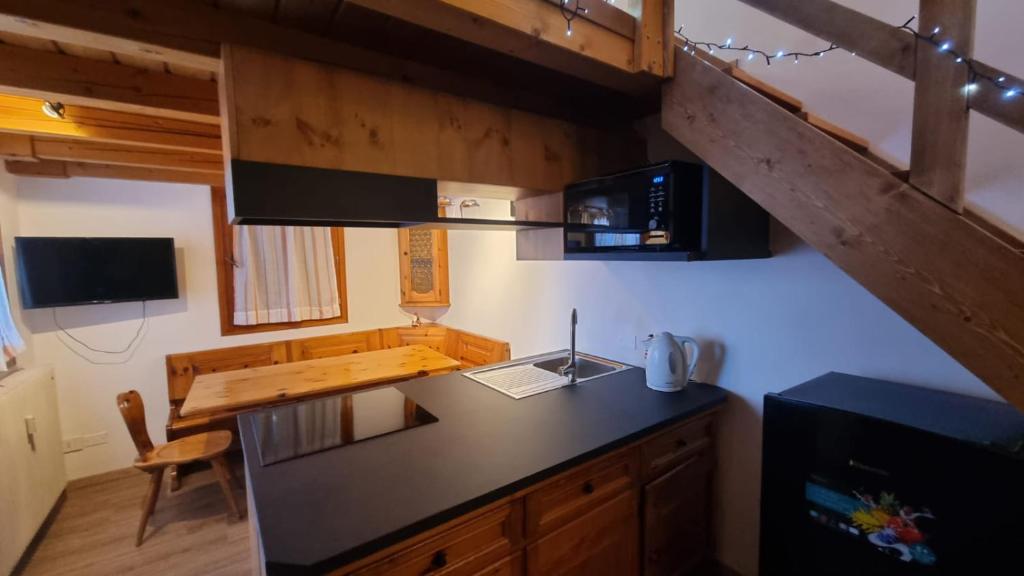 A kitchen or kitchenette at La Casa Degli Artisti - presso Sussy Residence