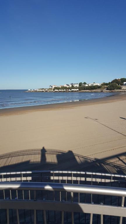 una sombra de una persona en una playa en Appartement Vaux sur mer, en Vaux-sur-Mer