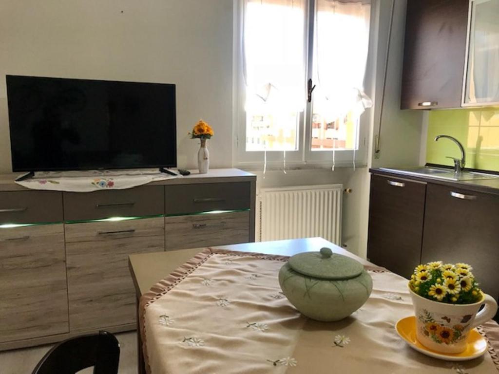 A kitchen or kitchenette at Bikes and Flowers
