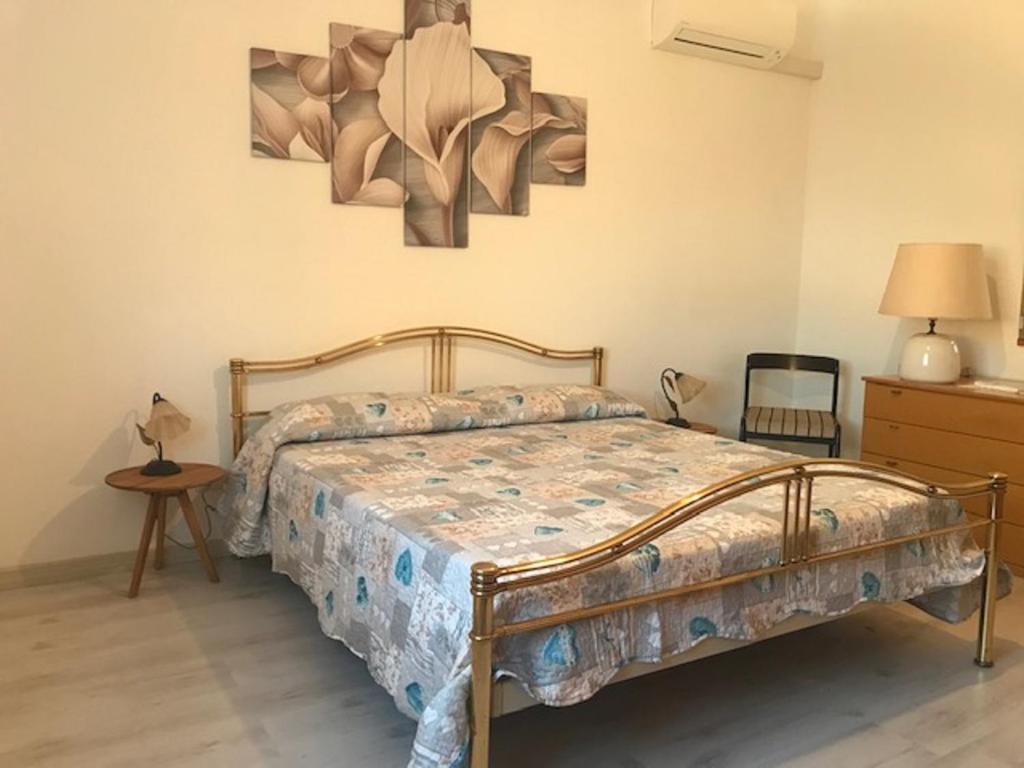 A bed or beds in a room at Bikes and Flowers