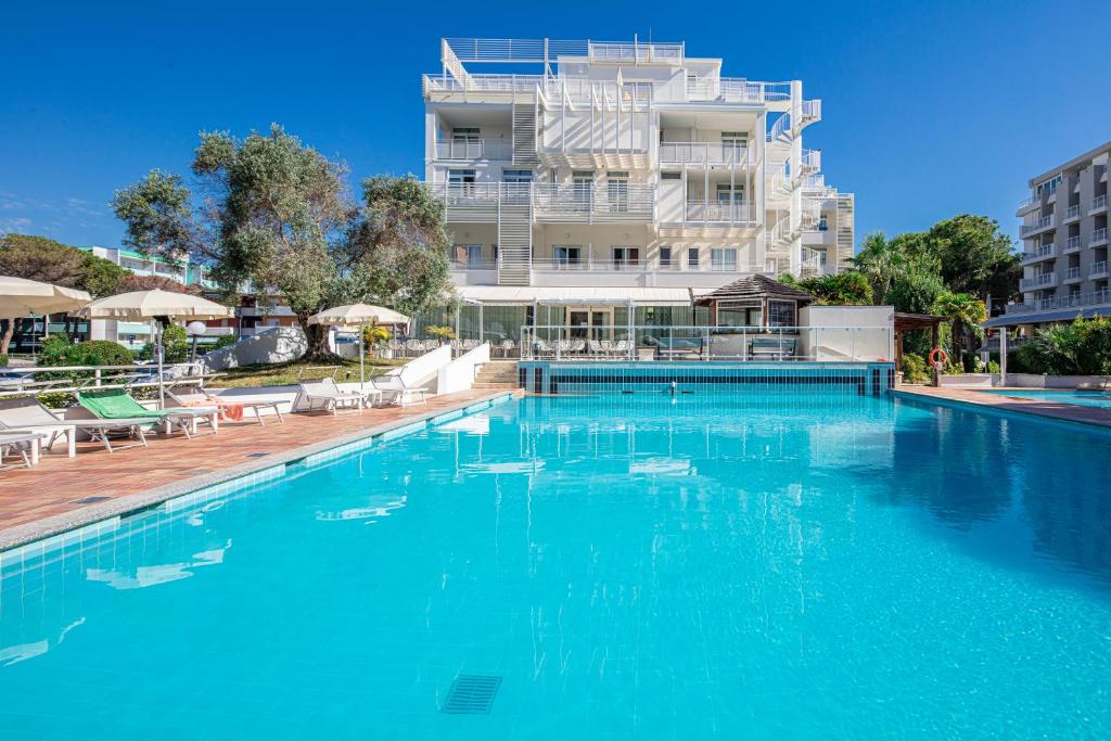 Bazén v ubytování Hotel Bembo nebo v jeho okolí