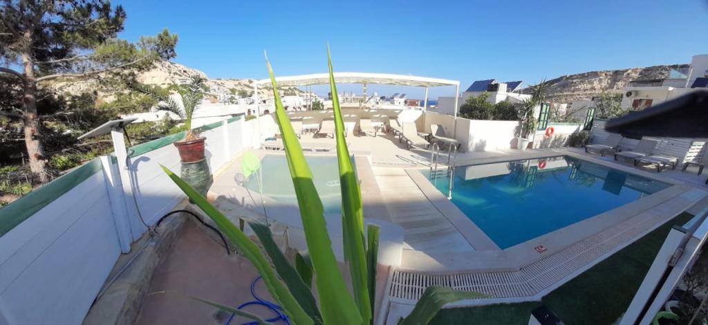 une maison avec une piscine et une terrasse dans l'établissement Antonios 1, à Matala