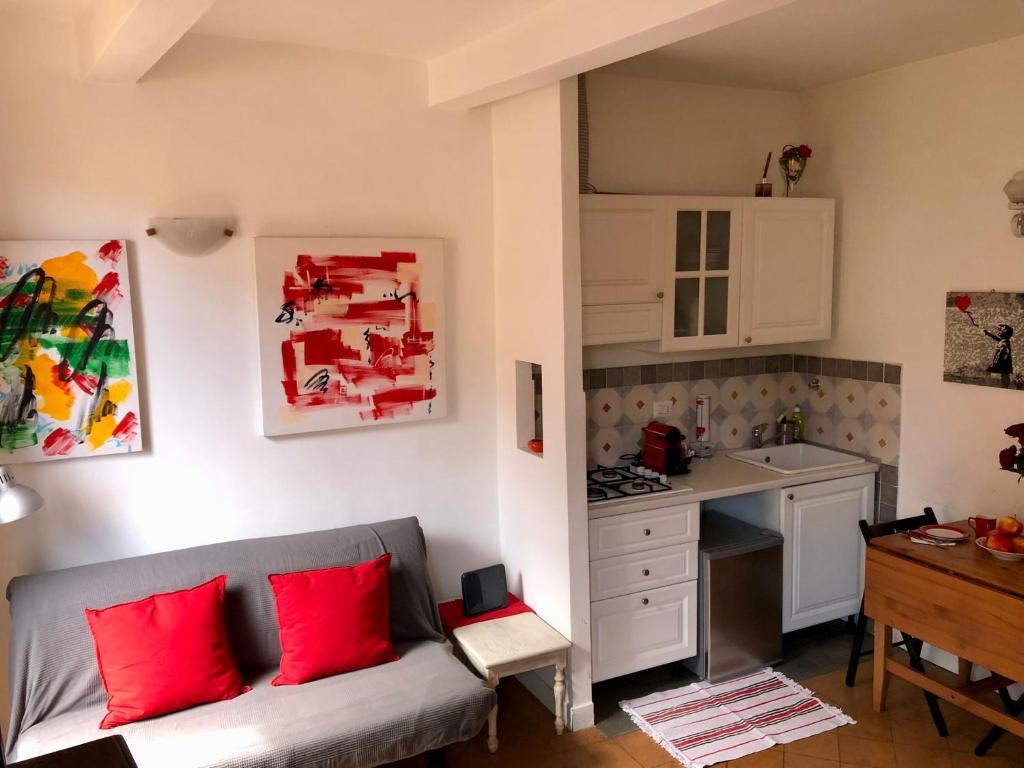 A kitchen or kitchenette at LeopardElla