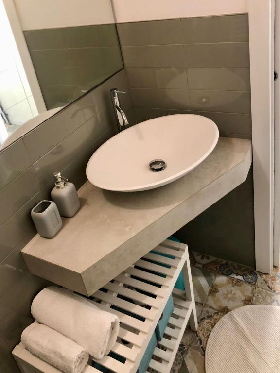 A bathroom at LeopardElla