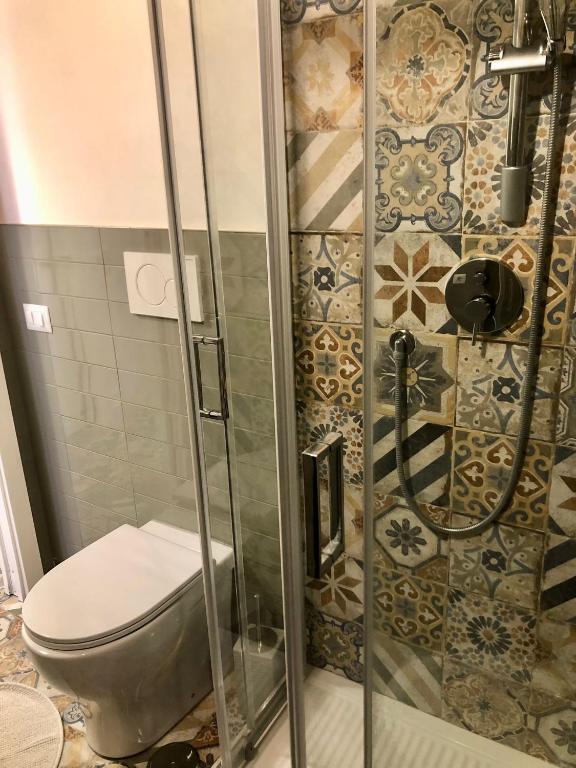 A bathroom at LeopardElla