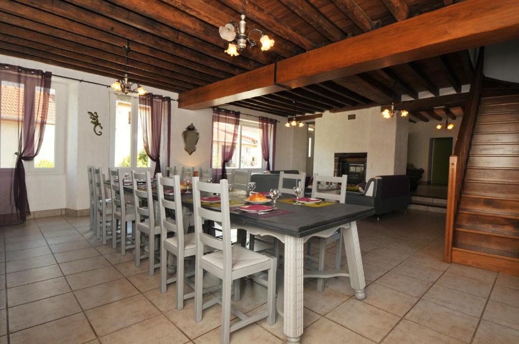 - une salle à manger avec une table et des chaises dans l'établissement La Boulonne, à Festigny