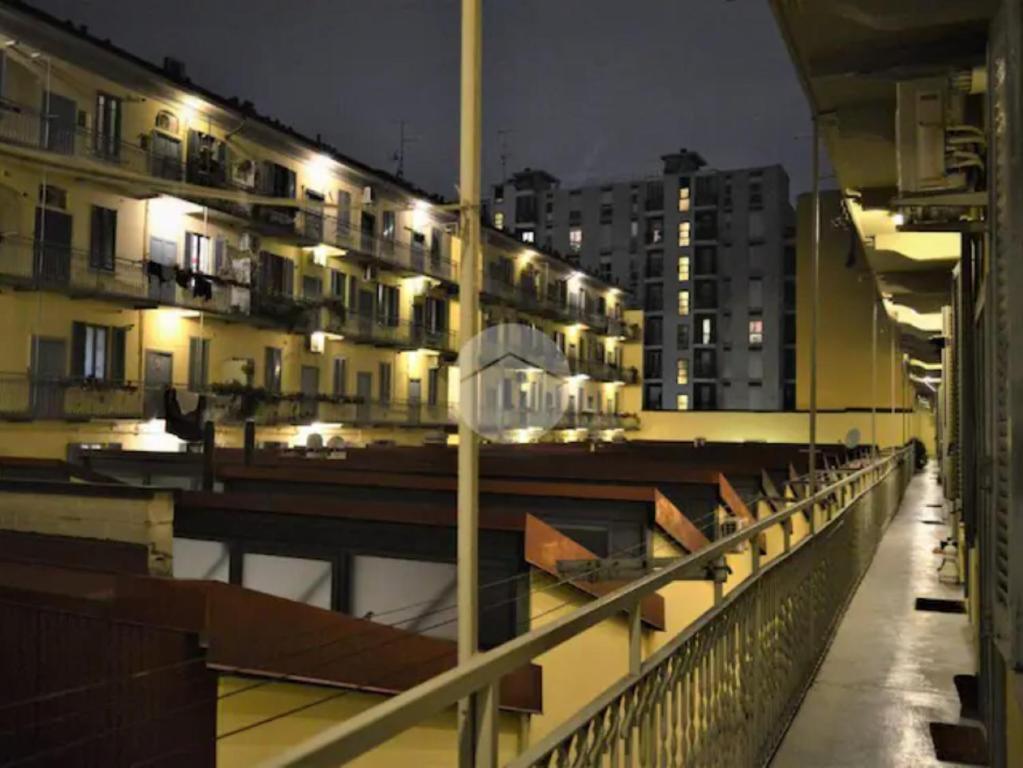 balkon z widokiem na budynki w nocy w obiekcie Casetta "Safilu2" 1 min a piedi da M Lodi-Porta Romana w Mediolanie