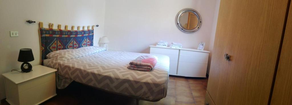 małą sypialnię z łóżkiem i lustrem w obiekcie Casa nel Verde w mieście Terni
