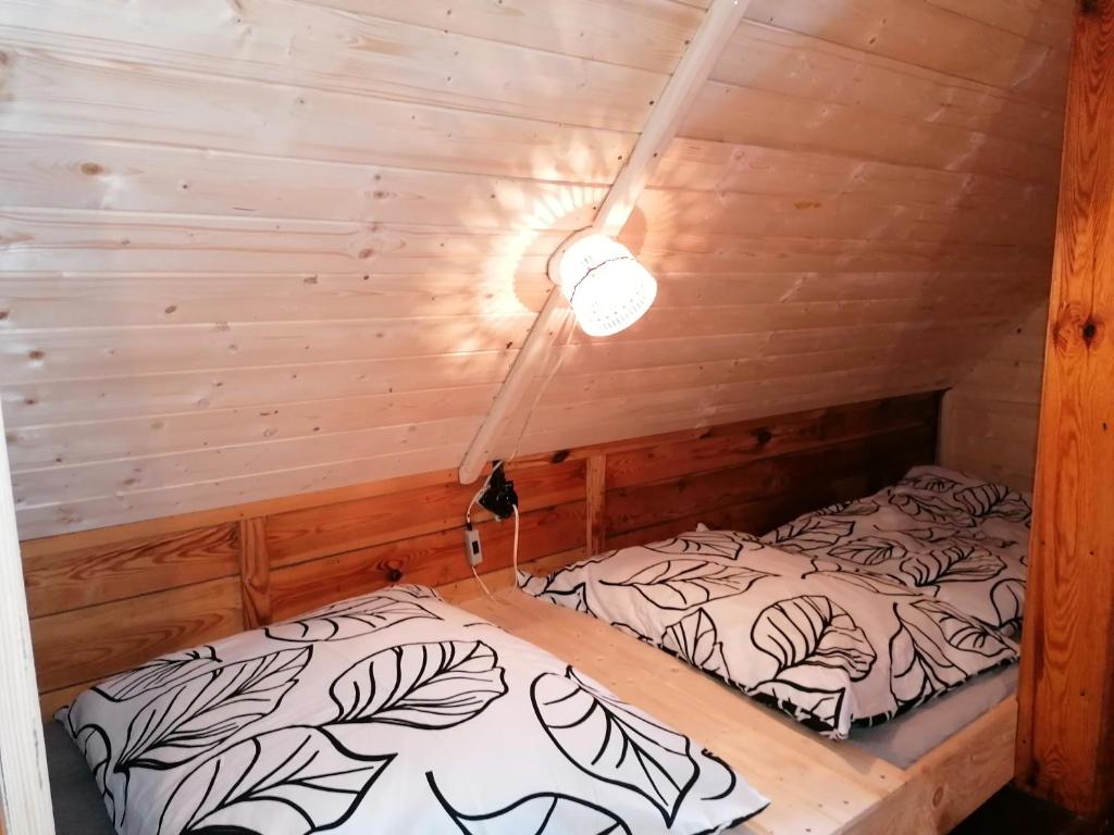 Postel nebo postele na pokoji v ubytování Chata Eliška