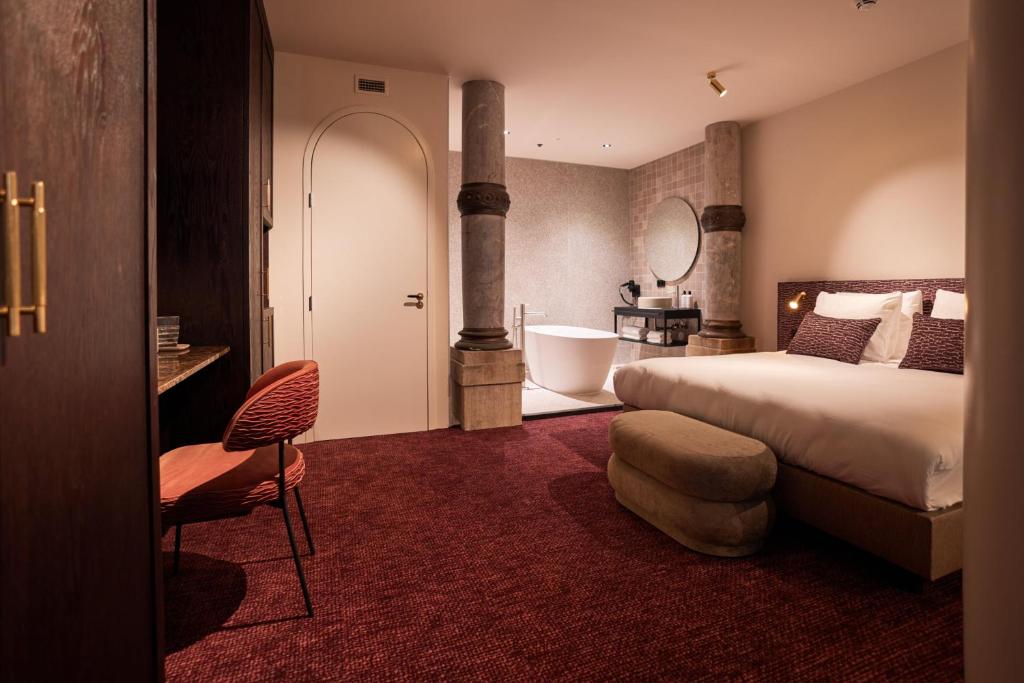 Postel nebo postele na pokoji v ubytování Heavens Hotel