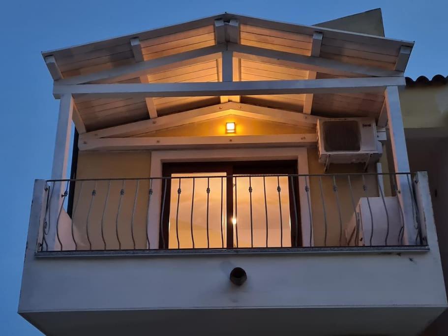 - un balcon avec une balustrade au-dessus d'un bâtiment dans l'établissement Charming flat in Santa Teresa Gallura, à Santa Teresa Gallura