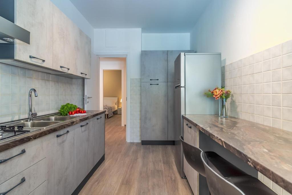A kitchen or kitchenette at CASA VERA Tra storia, mare e comodità