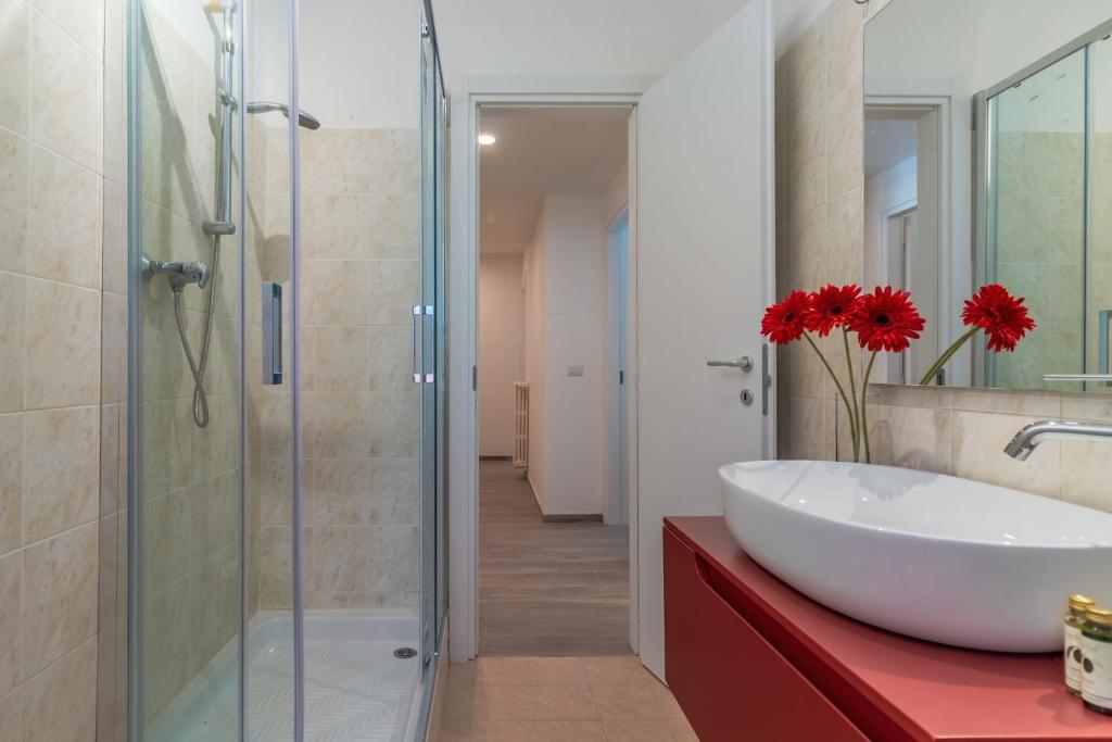 A bathroom at CASA VERA Tra storia, mare e comodità