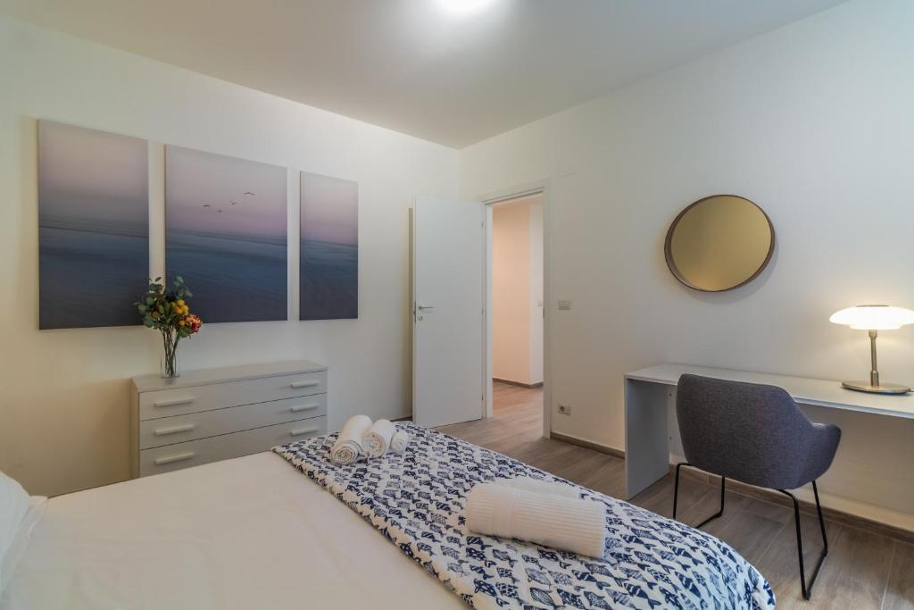 A bed or beds in a room at CASA VERA Tra storia, mare e comodità