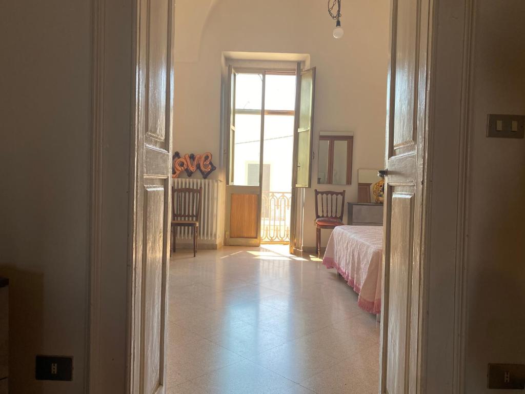 vista su una camera con letto e finestra di CasaLinda a Soleto