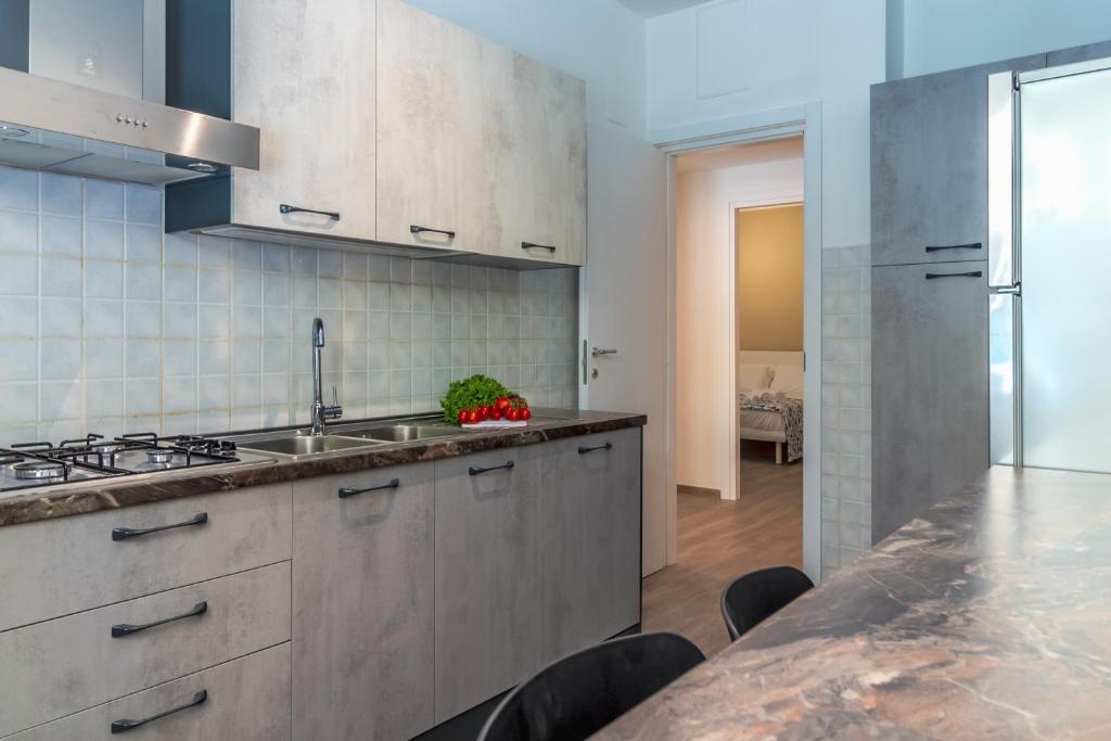 A kitchen or kitchenette at CASA VERA Tra storia, mare e comodità