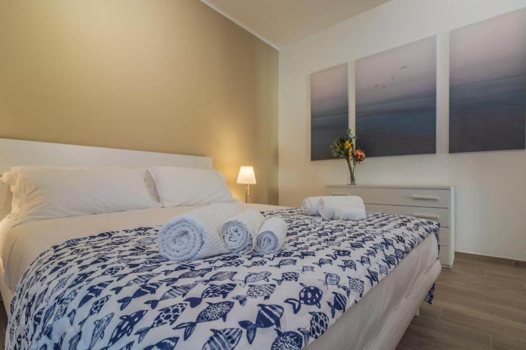 A bed or beds in a room at CASA VERA Tra storia, mare e comodità