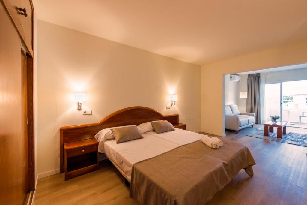 Postel nebo postele na pokoji v ubytování IROCO HOSTAL