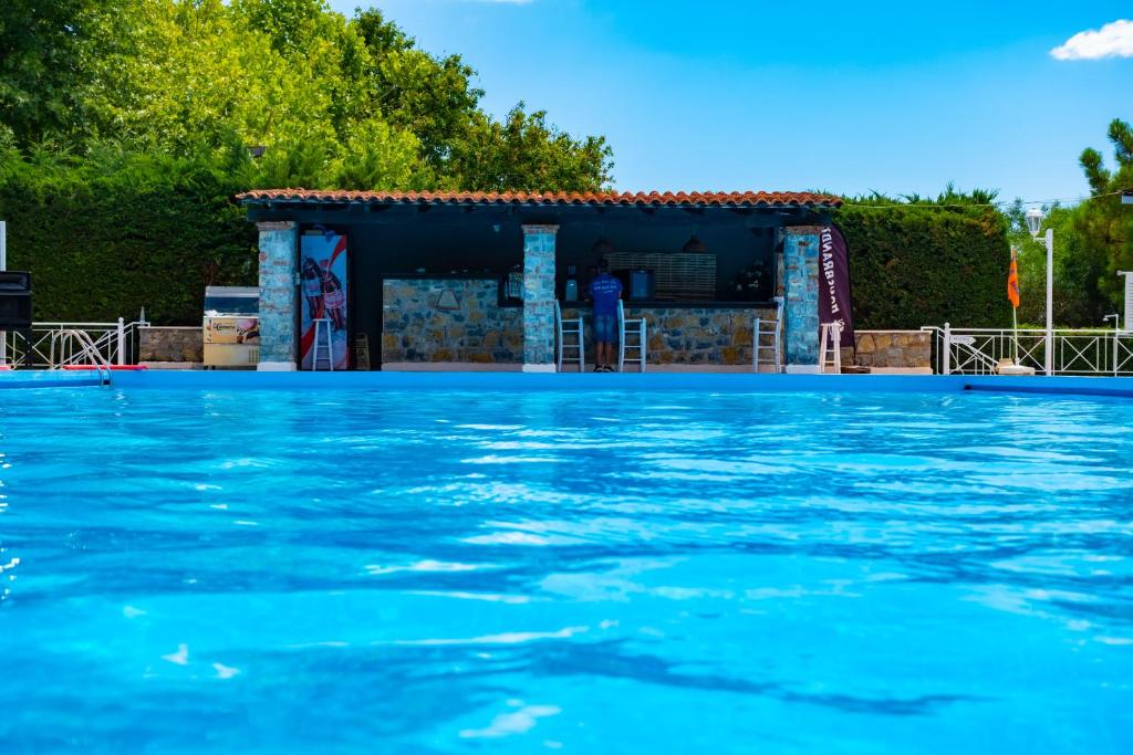Bazén v ubytování Tsamadanis Hotel & Bungalows Friends Family nebo v jeho okolí