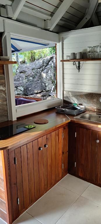 Kuchyň nebo kuchyňský kout v ubytování Habitation Colas