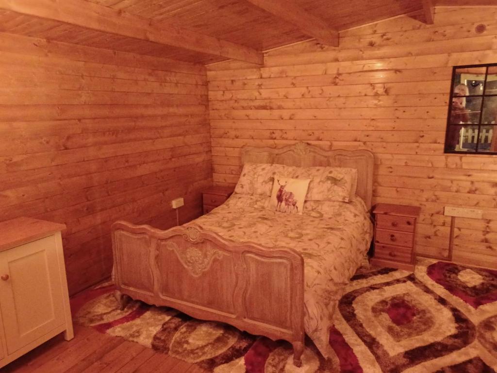 Postel nebo postele na pokoji v ubytování Norwell view farm glamping with hot tubs