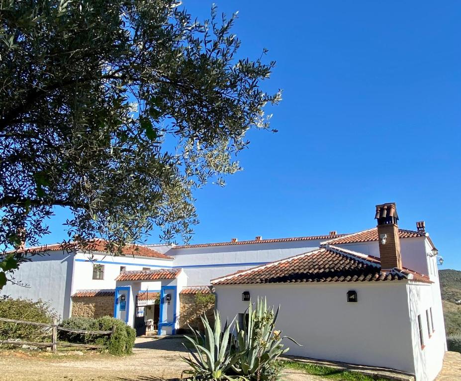 une maison blanche avec un toit rouge dans l'établissement El Molino de La Quinta, à Constantina