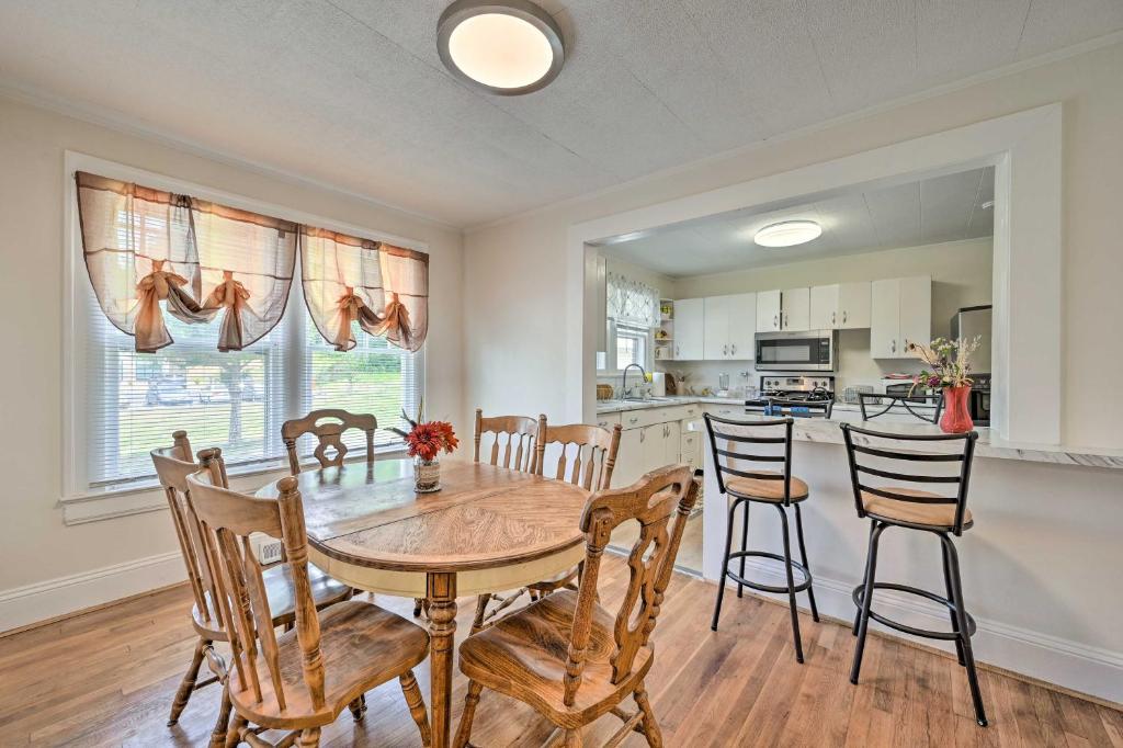 cocina y comedor con mesa y sillas en Winston-Salem Retreat with Yard about 6 Mi to Dtwn!, en Winston-Salem
