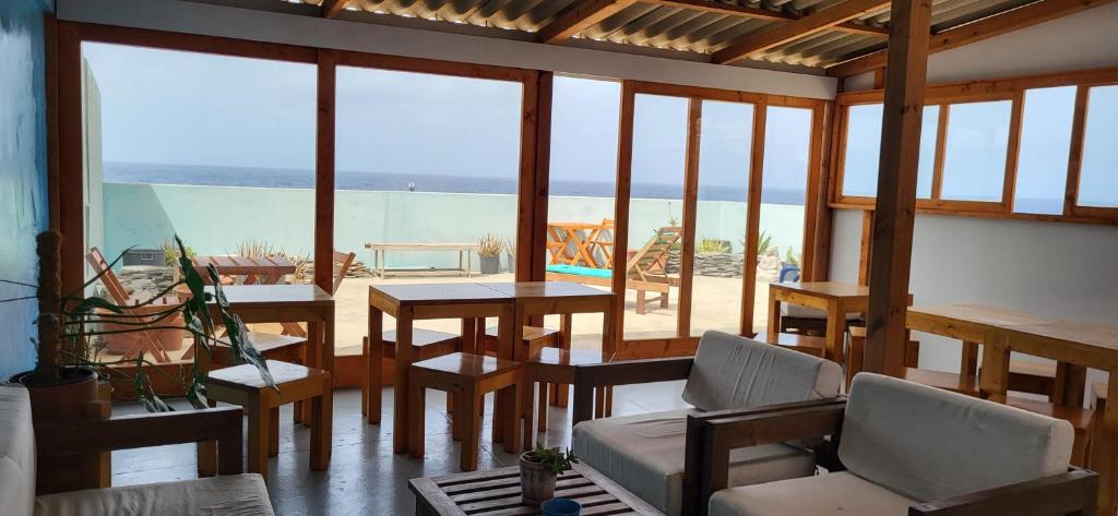 een woonkamer met uitzicht op de oceaan bij Casa D'Mar in Ponta do Sol