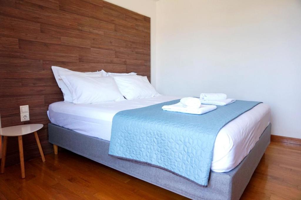 Postel nebo postele na pokoji v ubytování Piraeus Bright Apt